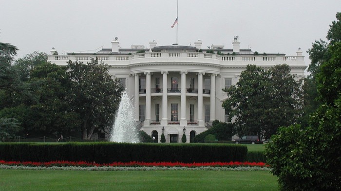 Phía trong Nhà Trắng, giới chức Mỹ đã đưa ra 3 kịch bản để giải quyết tương lai của Đại tá Gaddafi